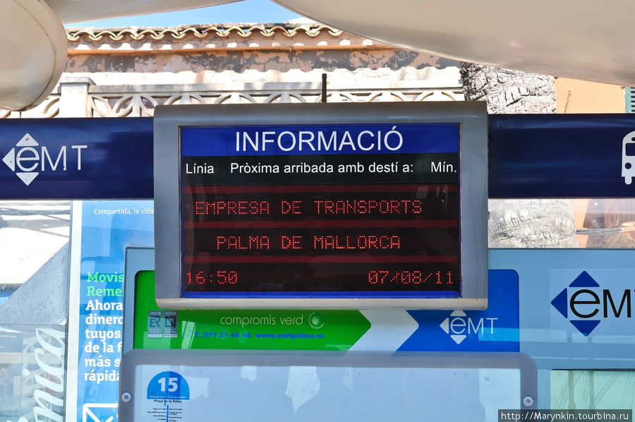 На каждой автобусной остановке информативное табло, сообщающее через сколько минут прибудет следующий № автобуса Пальма-де-Майорка, остров Майорка, Испания