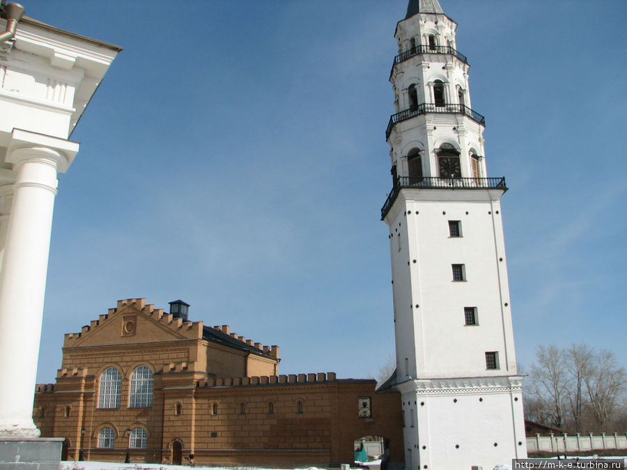 Невьянская башня. Слева краеведческий музей Невьянск, Россия