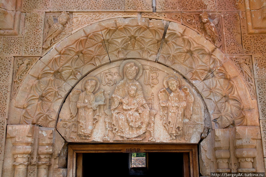 Монастырь на уступе красной скалы Нораванк Монастырь, Армения
