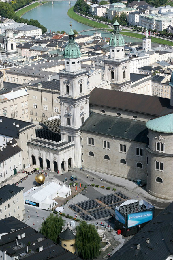 Та самая барочная церковь снаружи. На площади есть памятник золотому шару и анонимусу. Зальцбург, Австрия