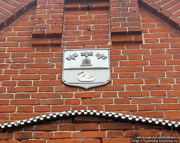 Старый герб Лебедяни (утвержден в 1781 году) на здании краеведческого музея. Лебедянь, Россия