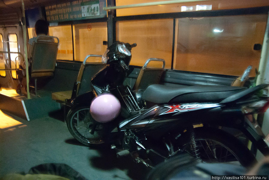 По дороге в аэропорт нашим соседом в вечернем автобусе был мотоцикл Ханой, Вьетнам