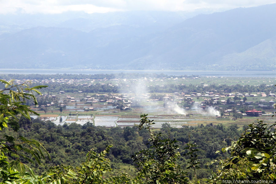 Вдали — озеро Инле Кало, Мьянма