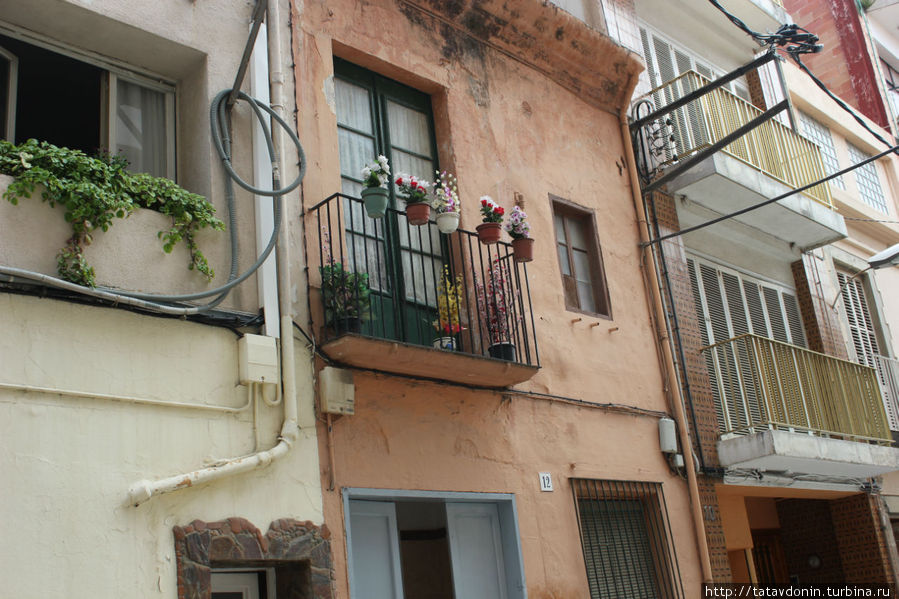маленькие балкончики с цветами Калелья, Испания