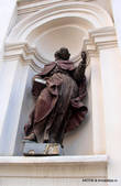 Фигура одного из святых на фасаде костела.