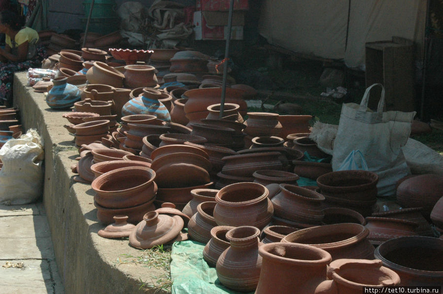 гочарные изделия на одном из базарчиков в Южной провинции Шри-Ланка
