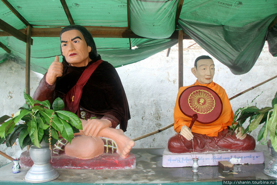Как и в большинстве бирманских храмов, буддистские статуи мирно соседствуют со статуями духов-натов. Ступа в строительных лесах Мандалай, Мьянма