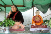 Как и в большинстве бирманских храмов, буддистские статуи мирно соседствуют со статуями духов-натов. Ступа в строительных лесах