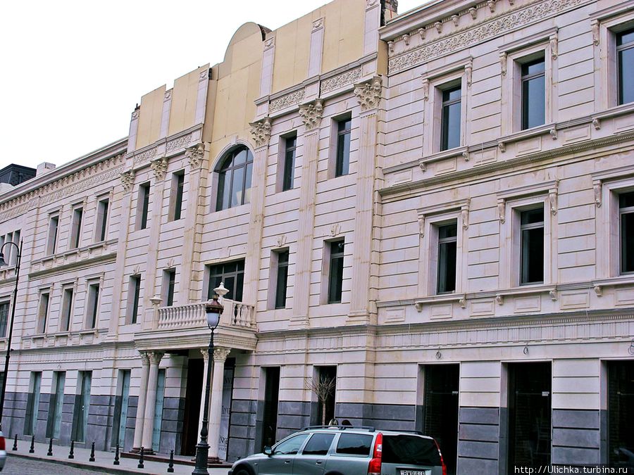 Проспект Давида Агмашенебели был застроен во второй половине 19-го века. Поэтому при реставрации рабочие использовали только старый кирпич. В результате каждое здание сохранило свой исторический облик. Тбилиси, Грузия