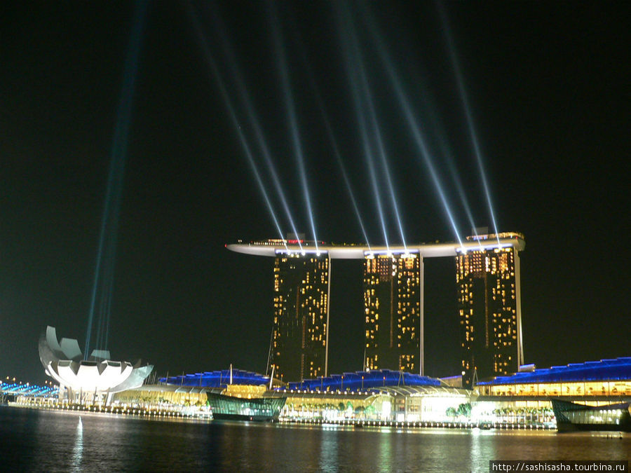 Марина Бэй и днем, и ночью Сингапур (город-государство)