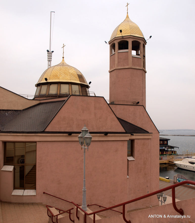 Церковь святого Николая — покровителя моряков и путешественников на мрвокзале. Одесса, Украина