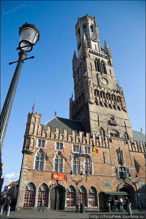 В 2000 году исторический центр Брюгге был объявлен ЮНЕСКО объектом Всемирного культурного наследия. Высота башни Беффруа 83 метра. Брюгге, Бельгия