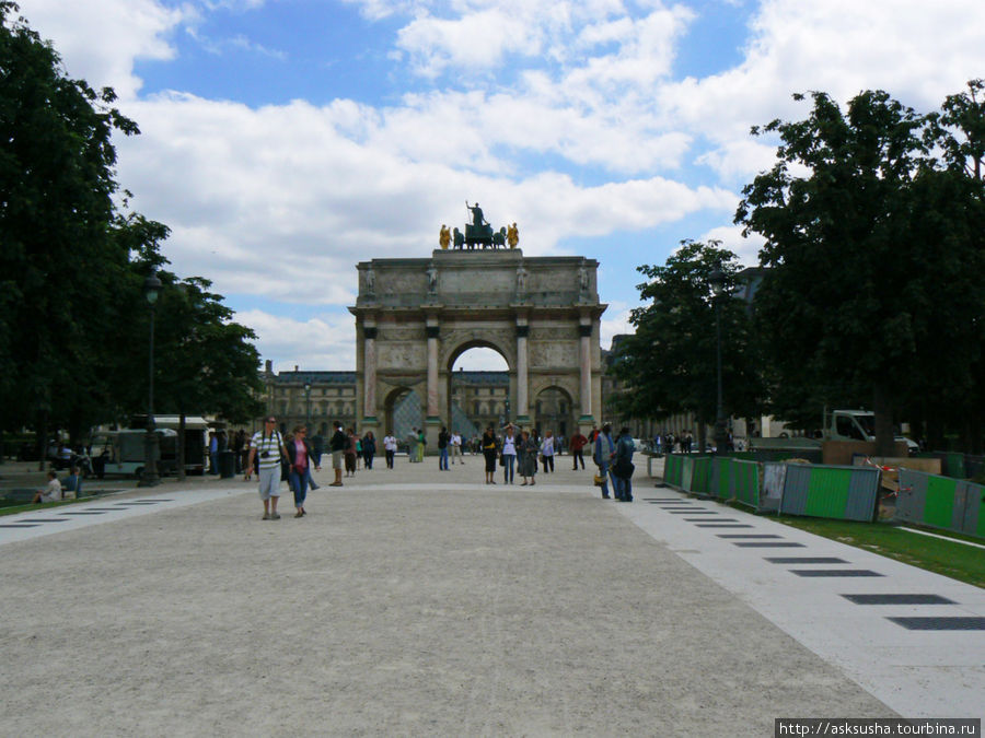 У Лувра сад Тюильри заканчивается аркой Карузель Париж, Франция
