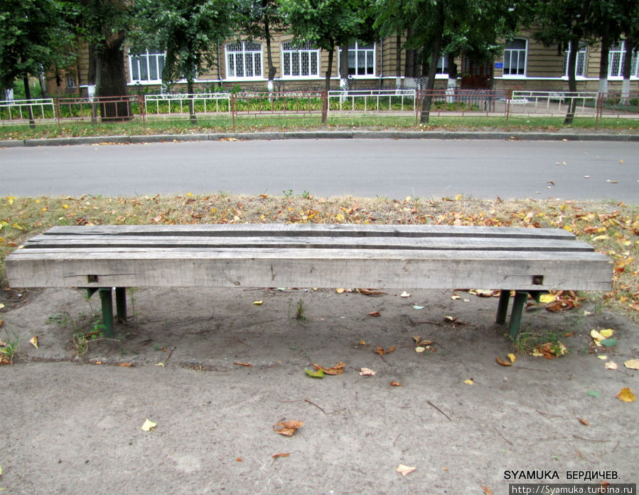 В городе преобладают скамейки без спинок и поручней. Бердичев, Украина
