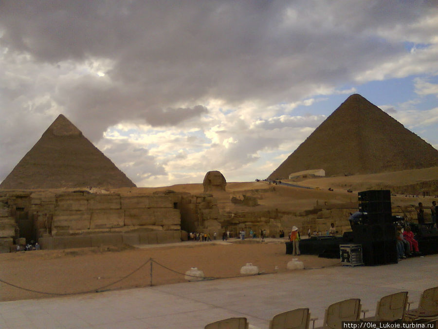 Город наступает — здесь проводят ночные лазерные шоу Египет