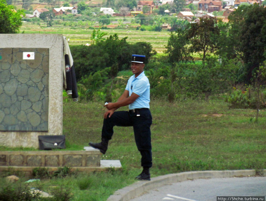 Скучающий полицейский перед выездом на мост Антананариву, Мадагаскар