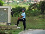 Скучающий полицейский перед выездом на мост