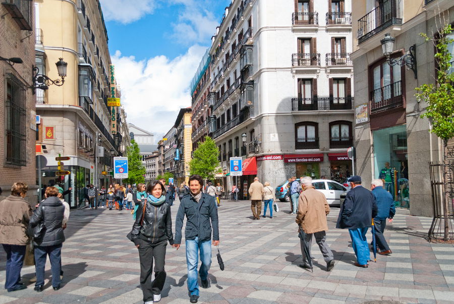 Так выглядит самая популярная пешеходная улица. За счет высокой местности в Мадриде весной и летом холоднее, чем в Москве. В мае температура может легко оказаться +6°C. Мадрид, Испания