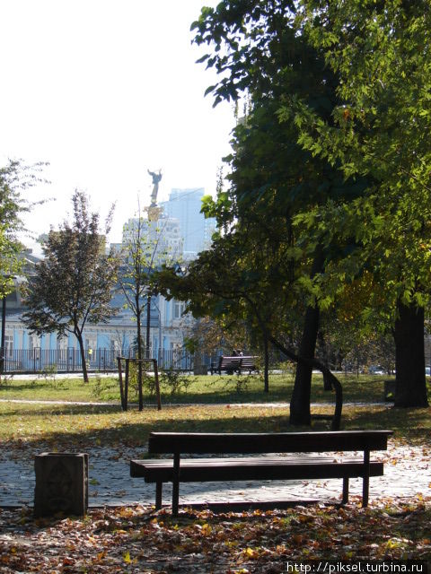 Из парка отлично просматривается монумент в честь Независимости Украины, установленный на центральной (главной) площади города Киев, Украина
