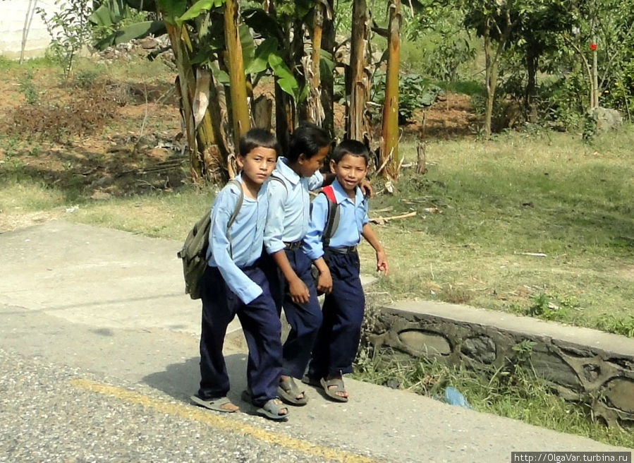 Школьники. Им приходится преодолевать много километров, чтобы дойти до своей школы. Не в каждой деревне есть свои школы Зона Гандаки, Непал