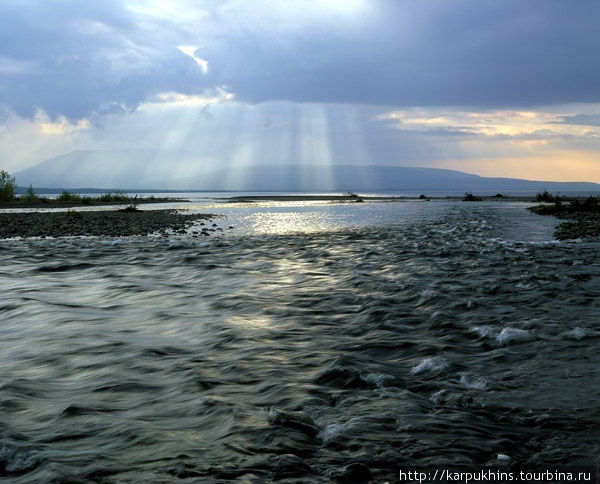 Устье реки Эдынгде. Река Эдынгде впадает в Хантайское озеро широким устьем, растекается по прибрежным камням. Норильск, Россия