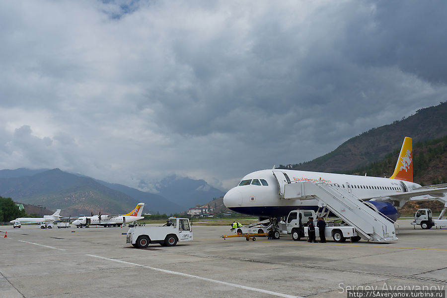 Самолёты Друк Эйр, оснащаются двигателями повышенной мощности из-за сложностей взлёта и посадки Бутан