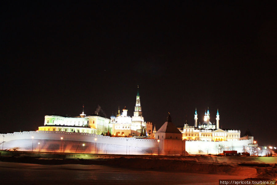 вид на Кремль с Ленинской дамбы Казань, Россия