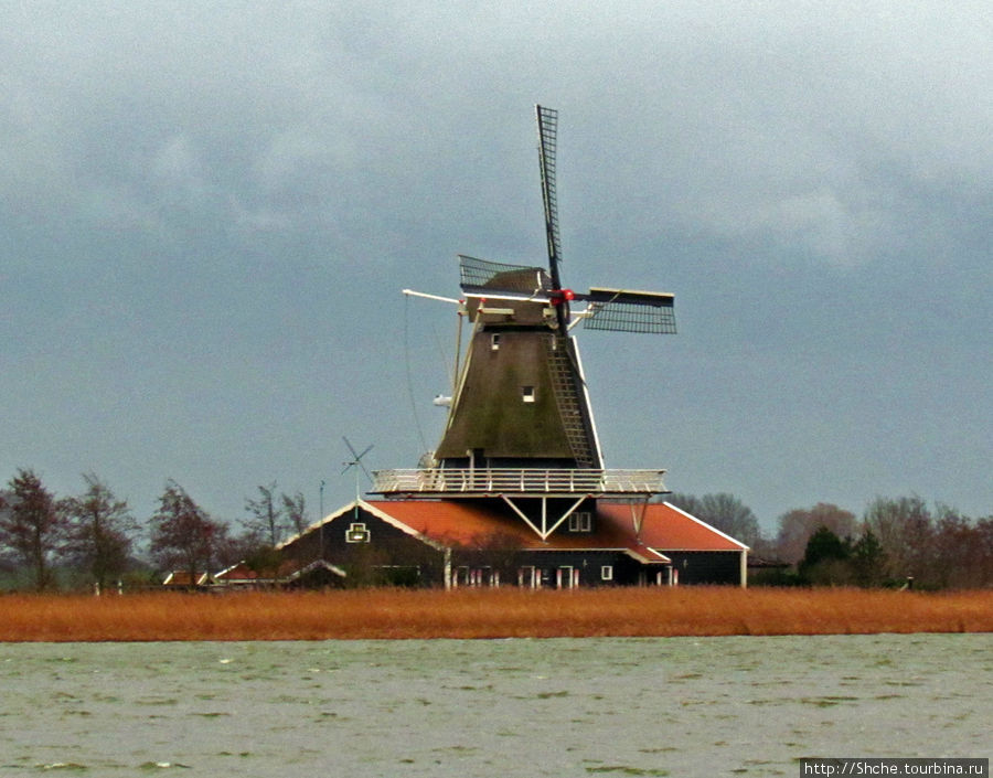 Мельница на въезде — один из открыточных видов Анна-Павловна, Нидерланды