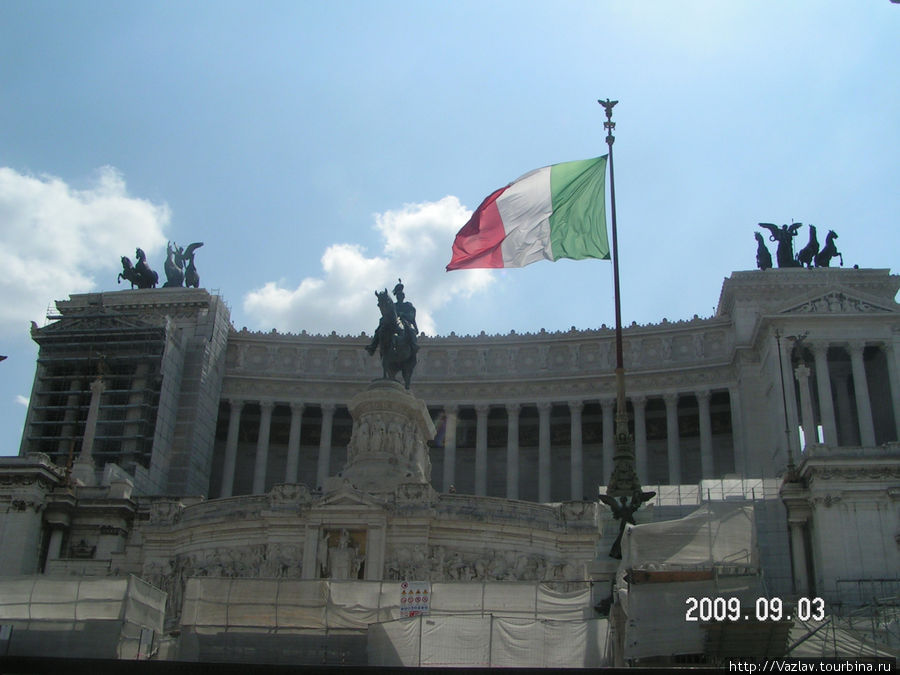 Монумент со стороны площади Рим, Италия