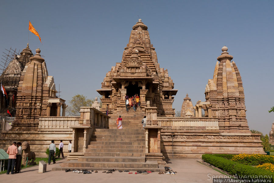 Храм Кандарья Махадев, самый большой в западной группе. Слева — действующий храм Каджурахо, Индия
