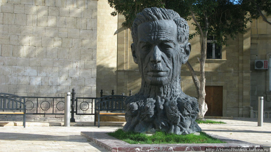 Памятник поэту Али Ага Вахиту Баку, Азербайджан