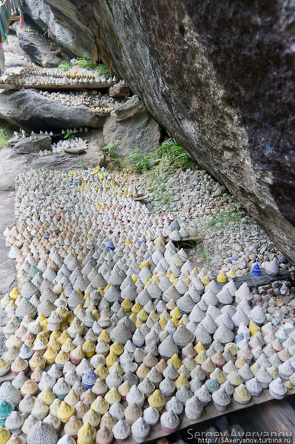 Ца-ца, глинянные пирамидки с прахом умерших. Бутан