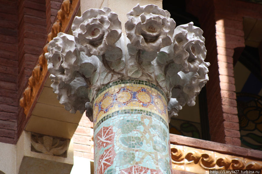 Такая цветочная капитель колонны Барселона, Испания