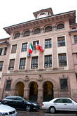 Образовательные учреждения города представлены начальной школой и Свободным университетом Больцано.
Школа