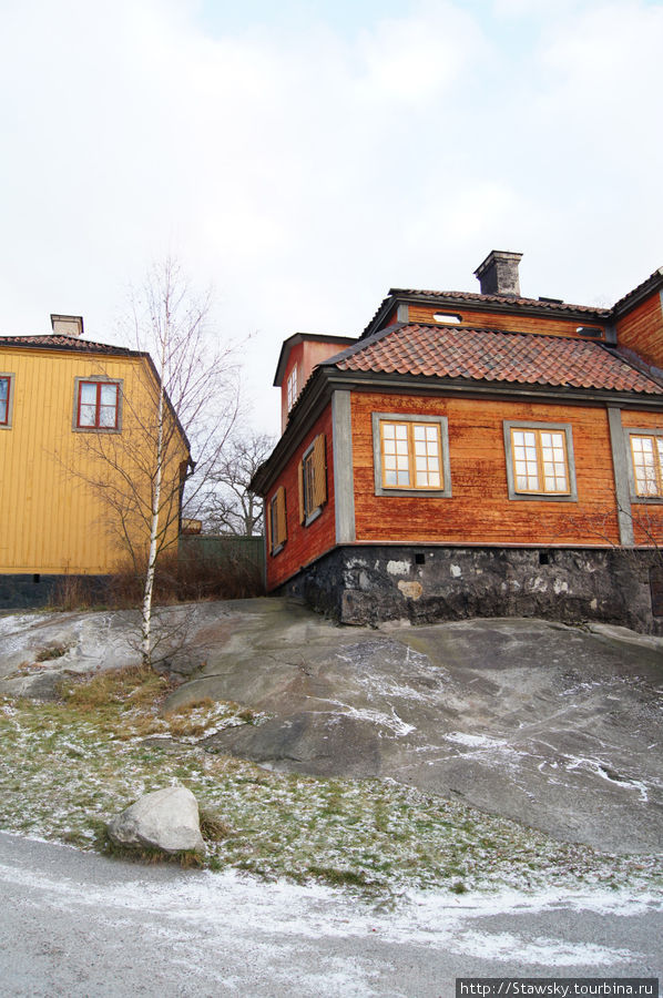 Я понимаю, что для меня это эстетически красивое решение оставть нетронутым скалу по домом — дом будто вырастает из скалы. А для хозяина скала — непреодолимое условие, которое он из недостатка сделал достоинством Стокгольм, Швеция