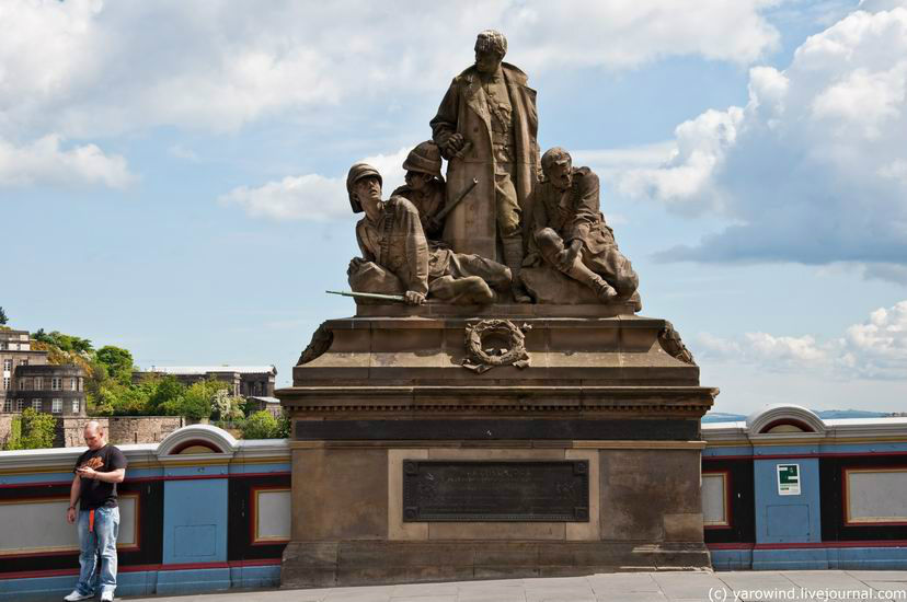 В центре самого моста стоит памятник Эдинбург, Великобритания