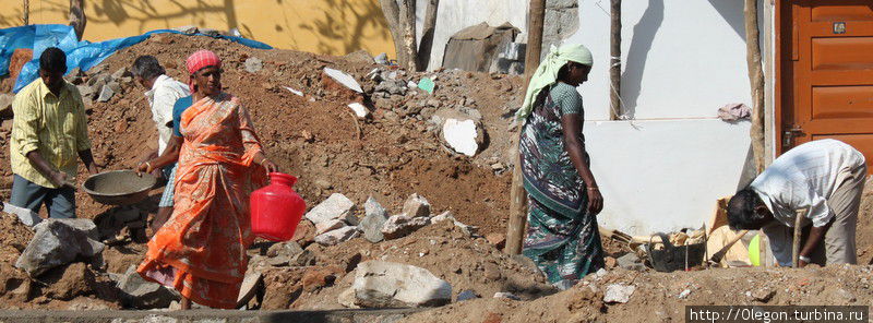 Женщины одеты в красивые платья даже выполняя грязные работы Индия