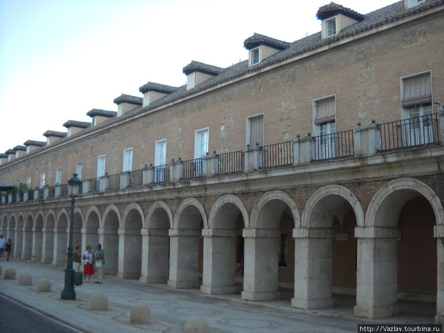 Одно из зданий, окружающих площадь Аранхуэс, Испания