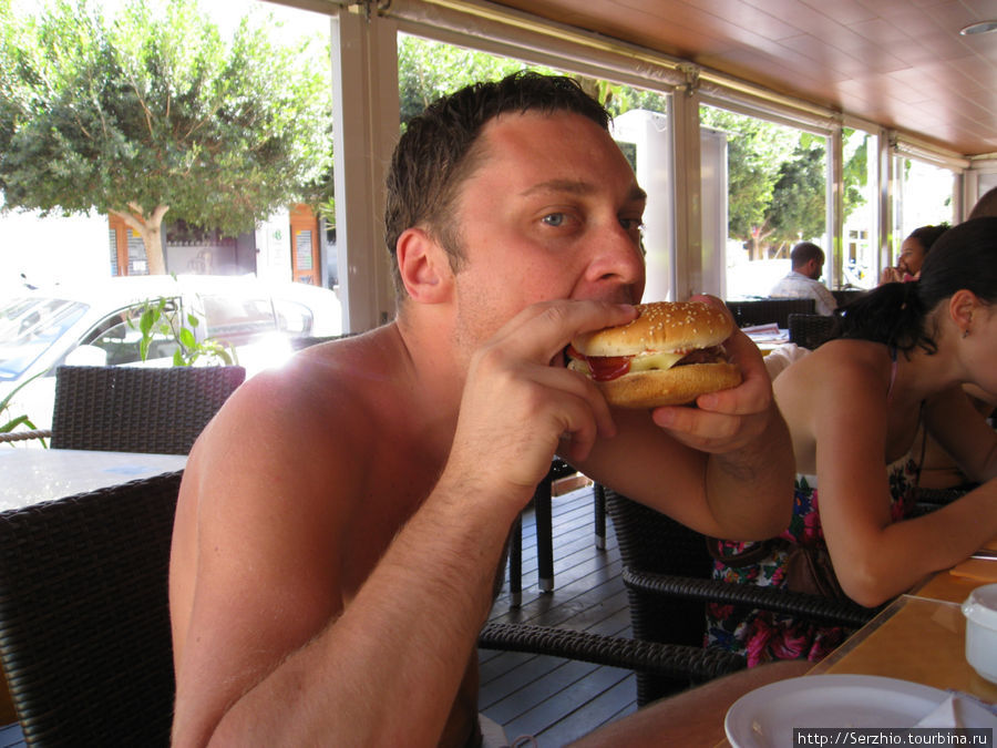 Я кушаю громадный чизбургер в Каприччи, сделанный из натуральных продуктов, это вам не ГМО из макдональдса))) Сан-Антонио, остров Ибица, Испания