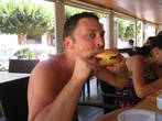 Я кушаю громадный чизбургер в Каприччи, сделанный из натуральных продуктов, это вам не ГМО из макдональдса)))