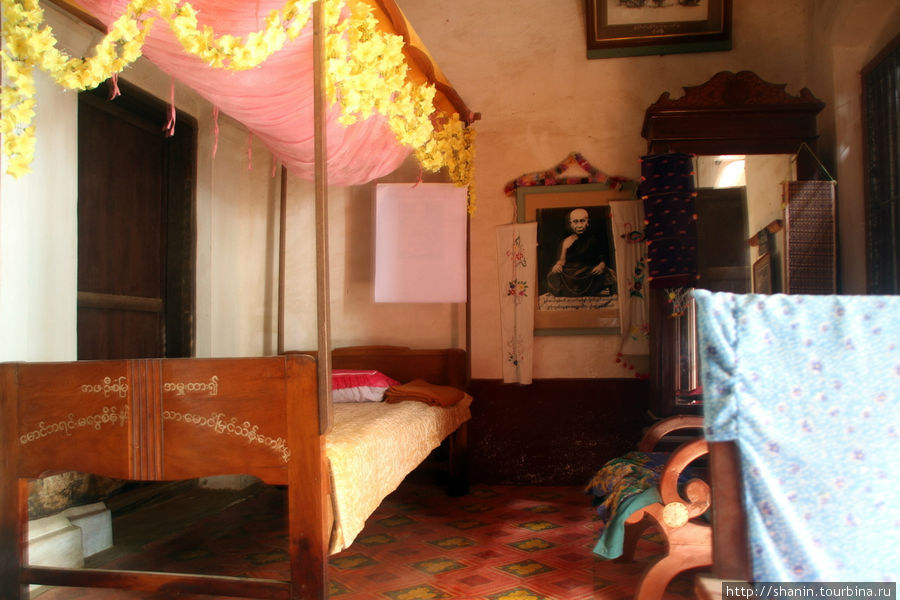 В спальне. Видно, что монах спал уже вполне по-европейски — на кровати Монива, Мьянма