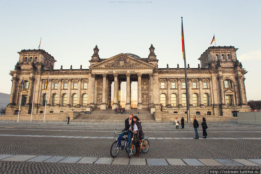 На заднем плане — историческое здание рейхстага. Именно на нем 1 мая 1945 года было установлено Знамя Победы. Берлин, Германия