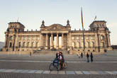 На заднем плане — историческое здание рейхстага. Именно на нем 1 мая 1945 года было установлено Знамя Победы.