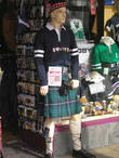 Сувенирная лавочка, манекен в национальном шотландском костюме.