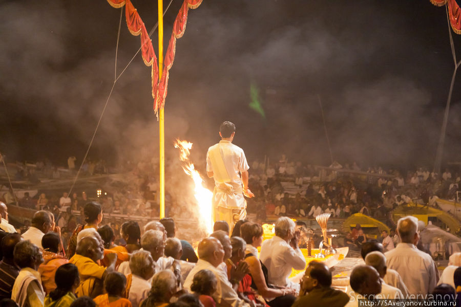 Церемония Аарти, огненные подношения Варанаси, Индия