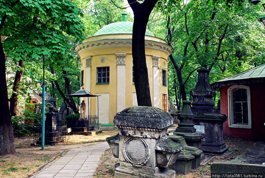 Храм Александра Свирского, построенный в 1796-1798 гг в честь небесного покровителя графа А. Зубова. Храм-ротонда был отреставрирован в 1996 году;