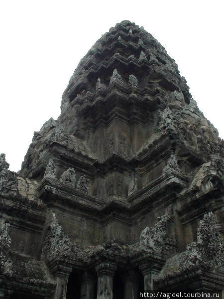 Один из многочисленных храмов Ангкор-ватта Камбоджа