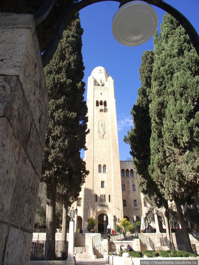 Напротив самой высокой башни — на противоположной стороне улицы Царя Давида расположено пышное здание отеля  Царь Давид , построенное в 1931 г. Царь Давид был задуман как лучший отель в Палестине. Иерусалим, Израиль