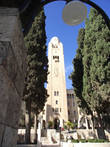 Напротив самой высокой башни — на противоположной стороне улицы Царя Давида расположено пышное здание отеля  Царь Давид , построенное в 1931 г. Царь Давид был задуман как лучший отель в Палестине.
