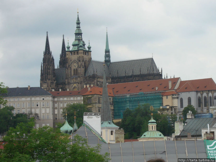 Вид на Кафедральный собор и королевский дворец с Карлового моста